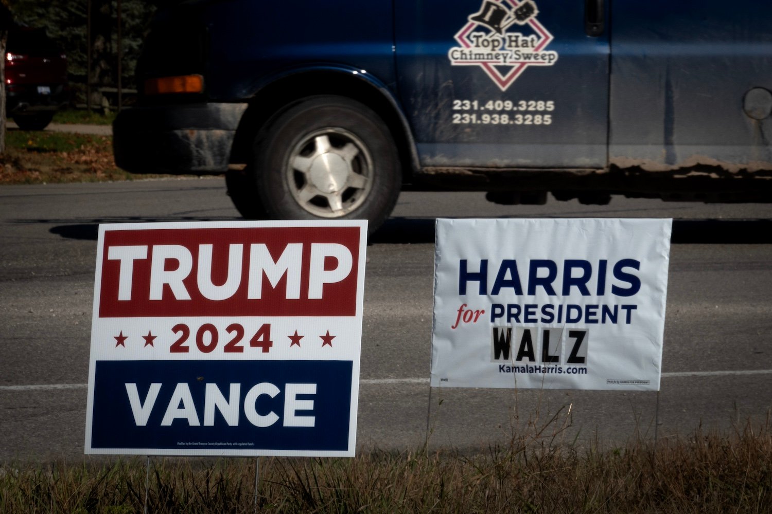 Kamala Harris and Donald Trump signs